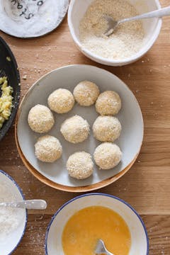 pane risotto balls in plate