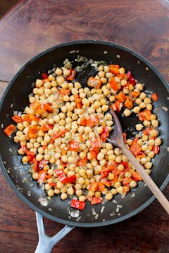 chickpeas, onions and peppers in a frying pan