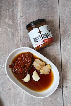 dish with spicy tomato relish, 2 garlic cloves, 2 pieces of ginger and Rubies in the Rubble spicy tomato relish