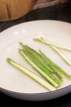 asparagus in pan 
