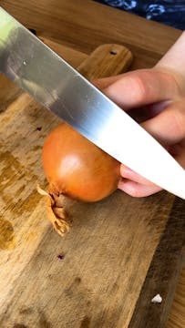 onion in chopping board 