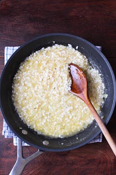 risotto in frying pan 