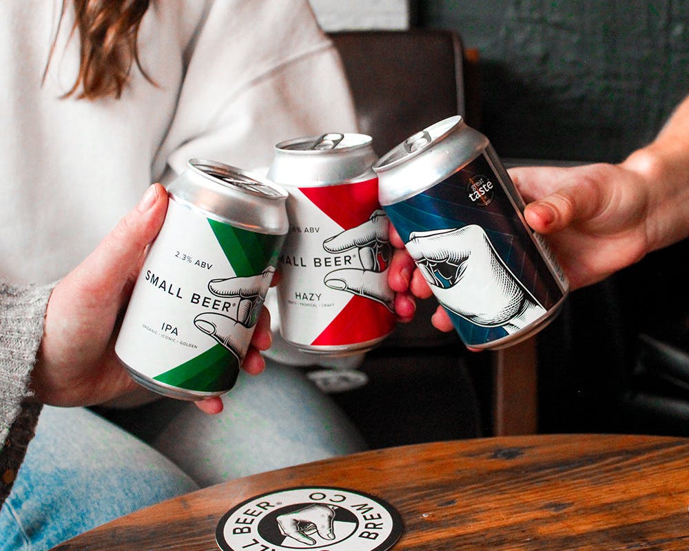 Small beer cans over a wooden table