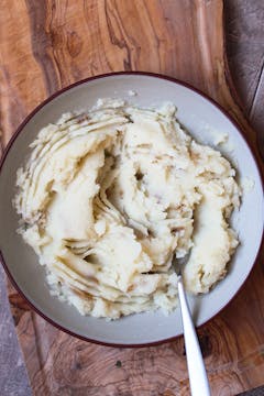 mash potatoes in bowl 