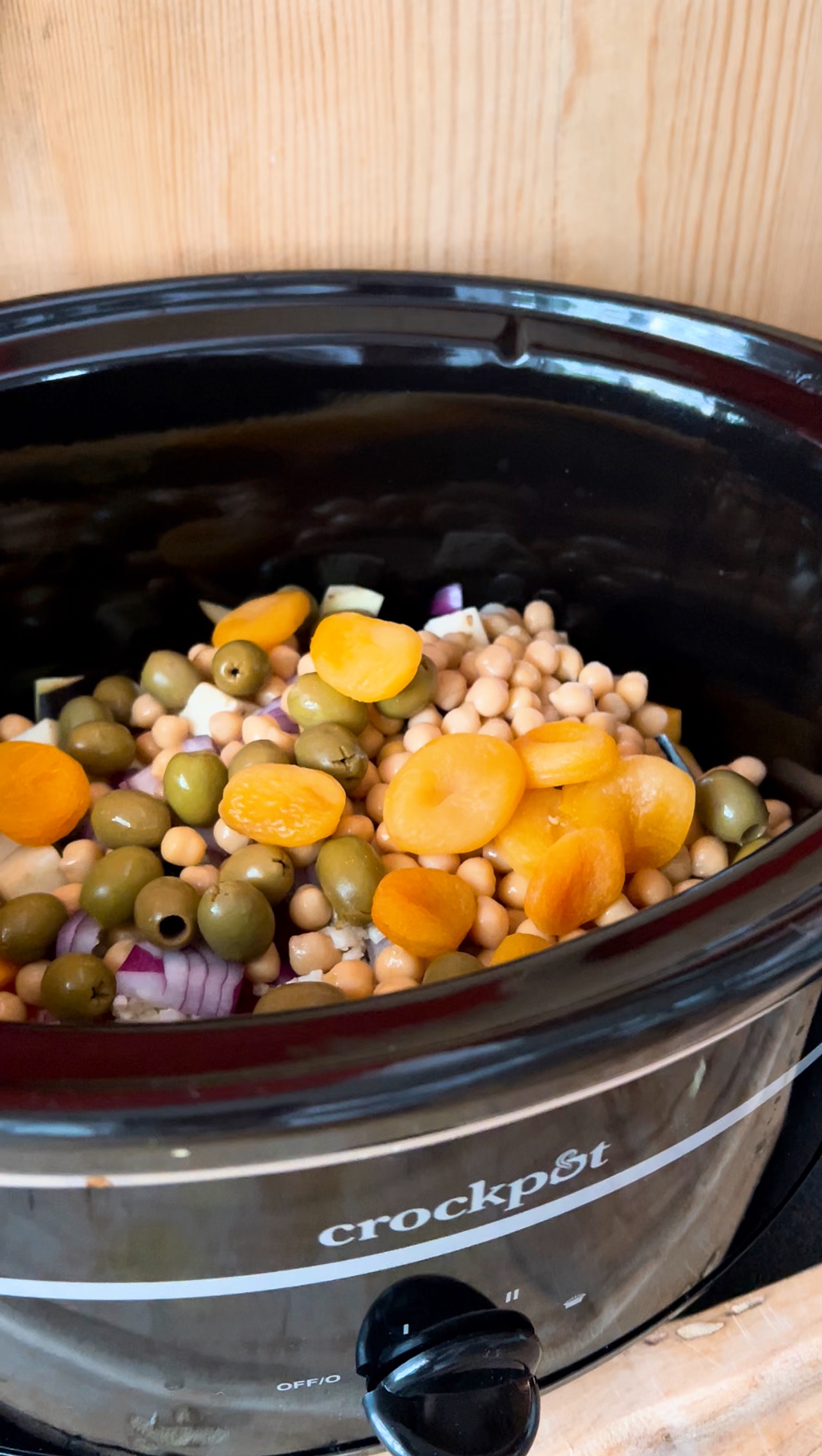 Crockpot slow cooker with vegetables and chickpeas inside