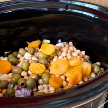 Crockpot slow cooker with vegetables and chickpeas inside