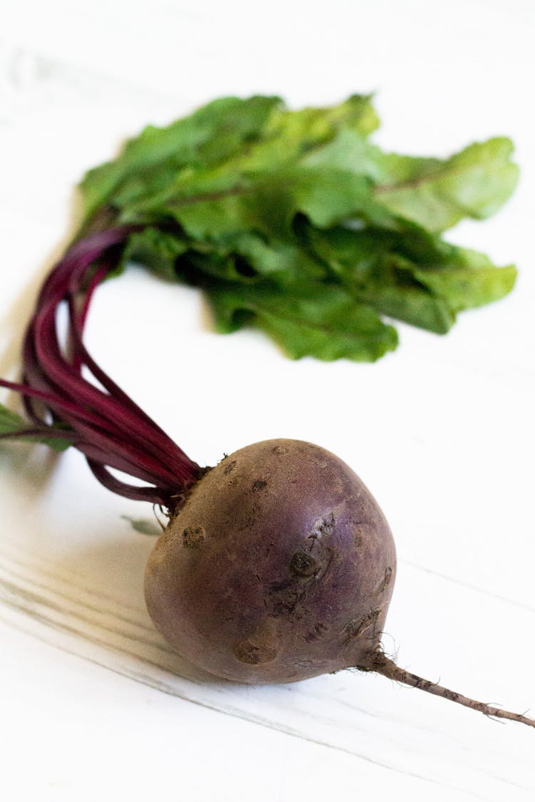 1 fresh beetroots with stalks and leaves