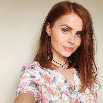 An image of Emily from EasyPeasy.LemonSqueezy. She's in a floral blouse holding the camera.