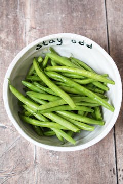 A bowl of green beans. 