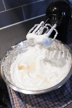 nice and smooth white meringue mixture