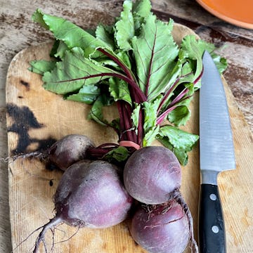 4 beetroot with stalks and a knife