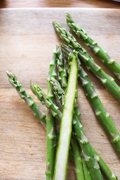 asparagus on chopping board 