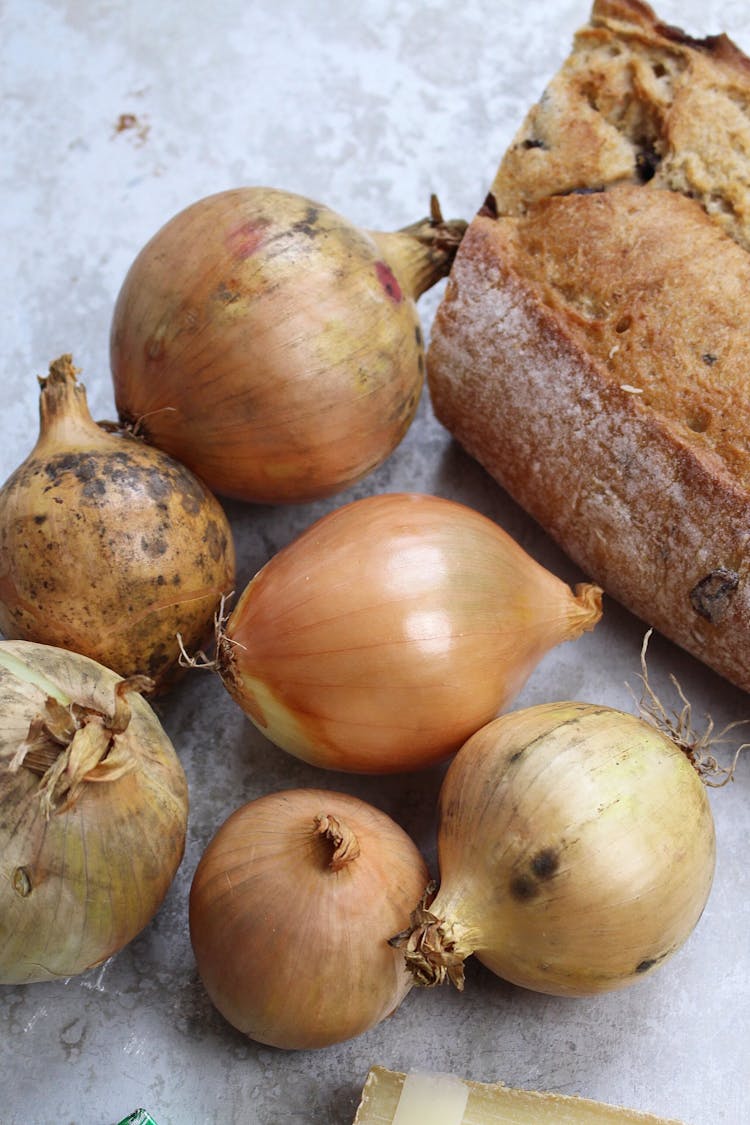 6 sweet onions with their skin and sourdough bread on the side