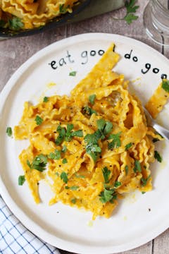 creamy bell pepper pasta topped with parsley