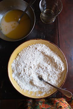 Strong flour in a bowl