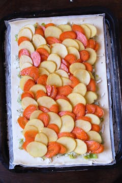 Potatoes and carrots over the leeks