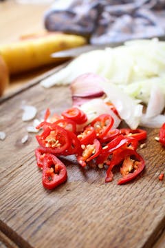 chilli on chopping board 