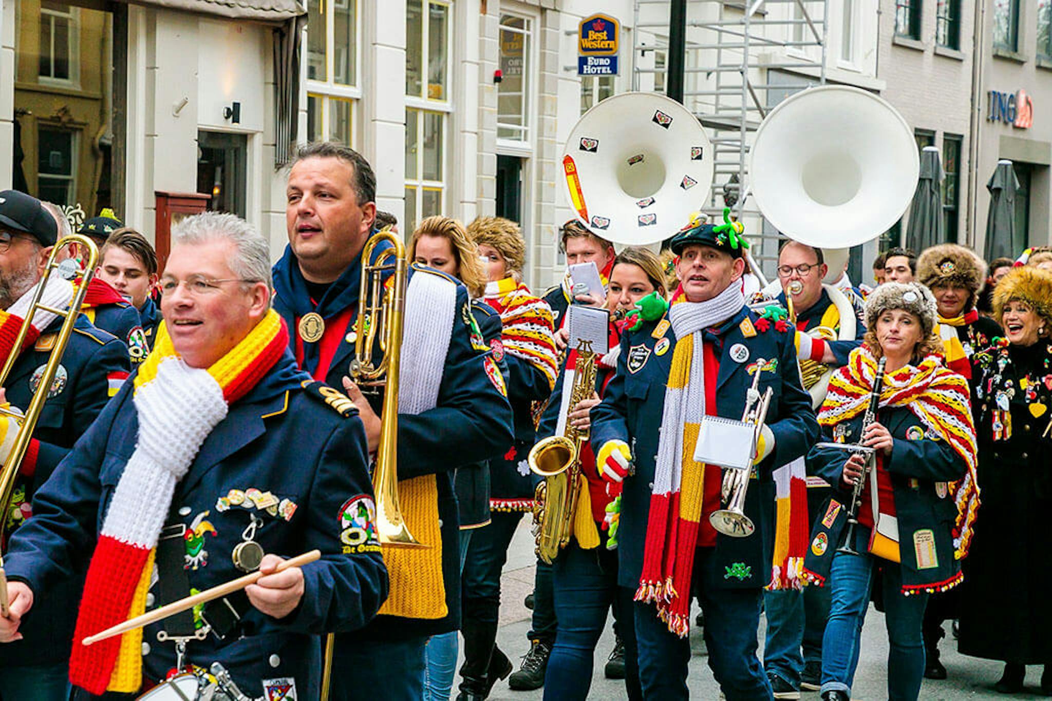 Oeteldonk carnaval clubke door de Kerkstraat