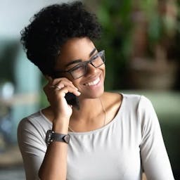mulher conversando no telefone sorrindo