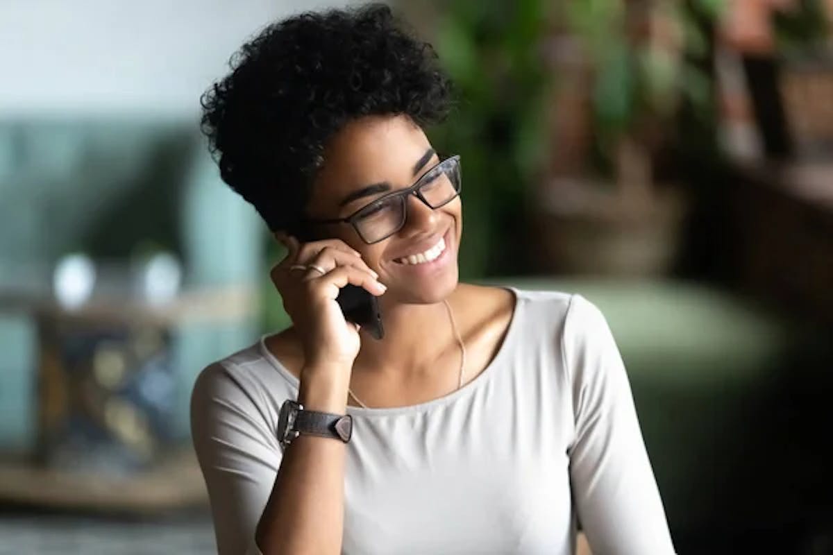 mulher conversando no telefone sorrindo