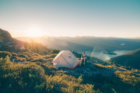 Zelten auf einem Berggipfel