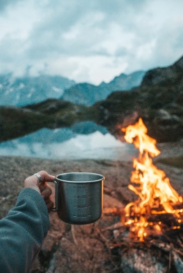 Lagerfeuer in den Bergen