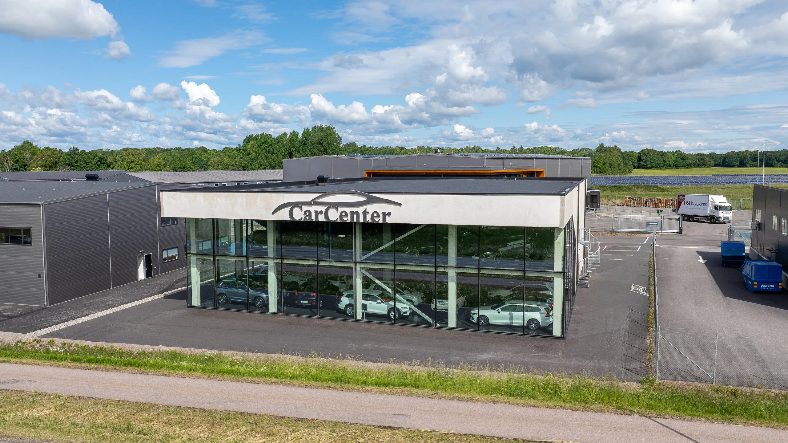 CarCenters bilhall med glasfasad i två våningar