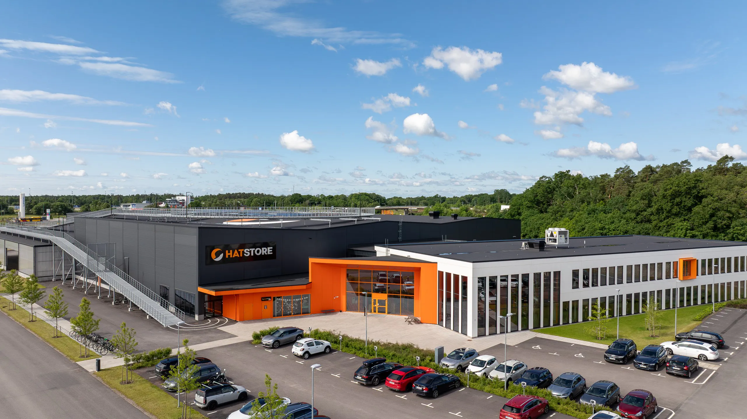 Hatstores lager- och kontorsbyggnad med glasparti i entrén