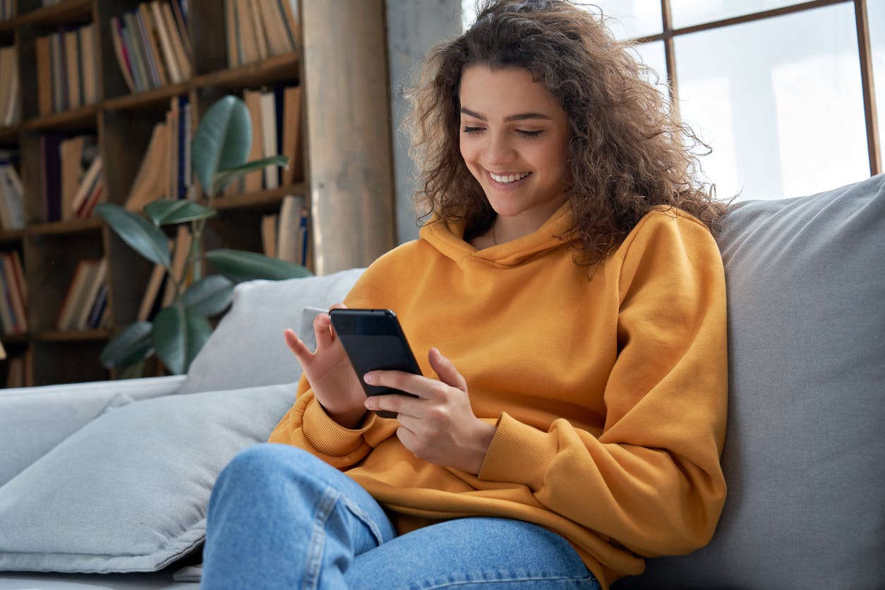 menina mexendo no celular