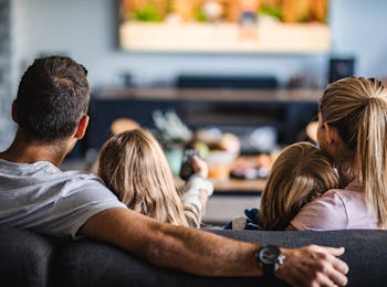 Família assistindo Oi Total HD