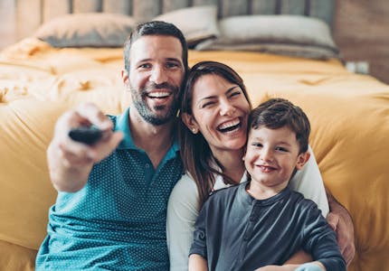 Família assistindo televisão.