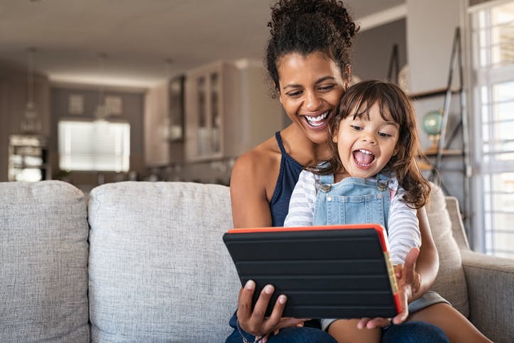 Mulher e criança mexendo no tablet