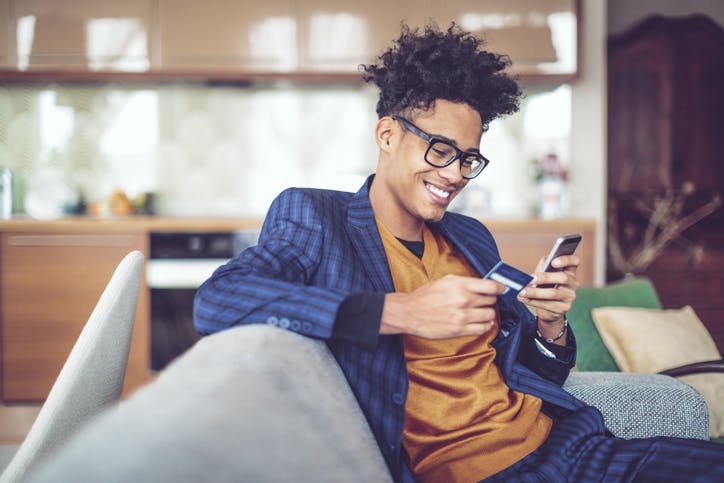 Homem mexendo no celular Oi Pós