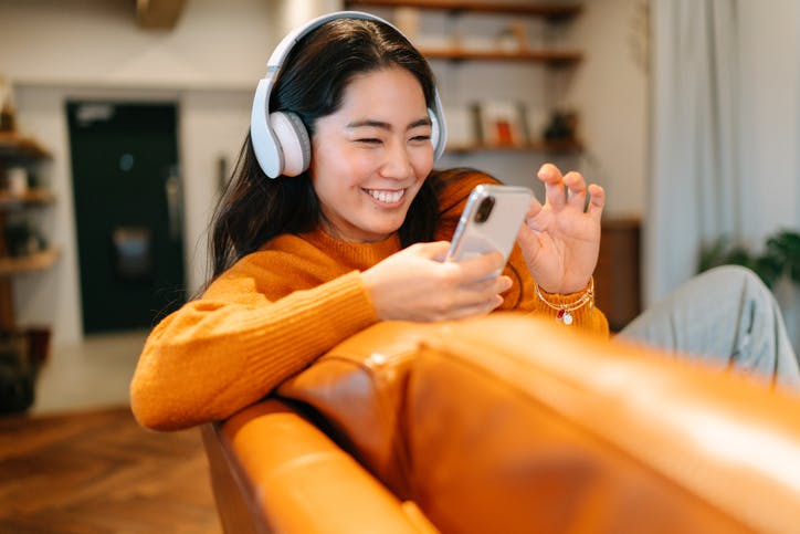 menina sorrindo e mexendo no celular