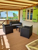 Le salon sur la terrasse couverte