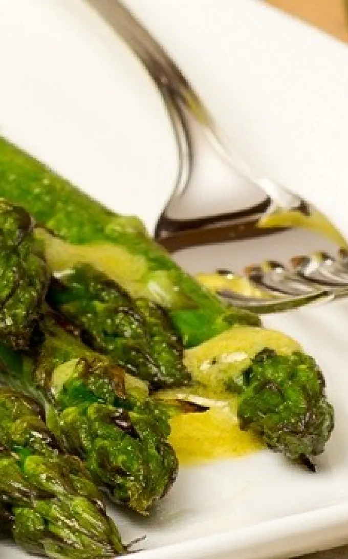 Asperges et son velouté de Chlorella moutarde