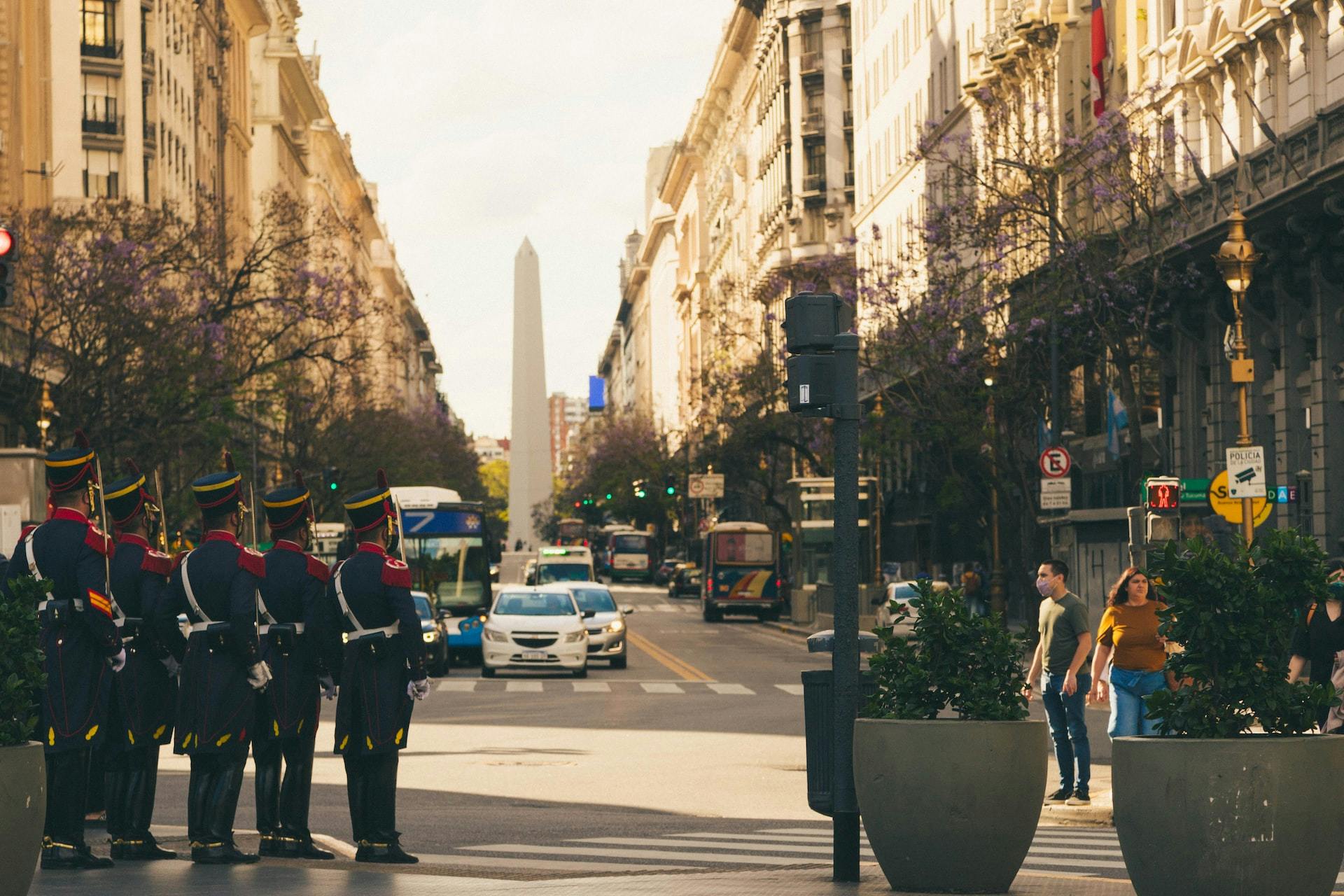Foto de pessoas na rua de Buenos Aires e ao fundo o Obelisco