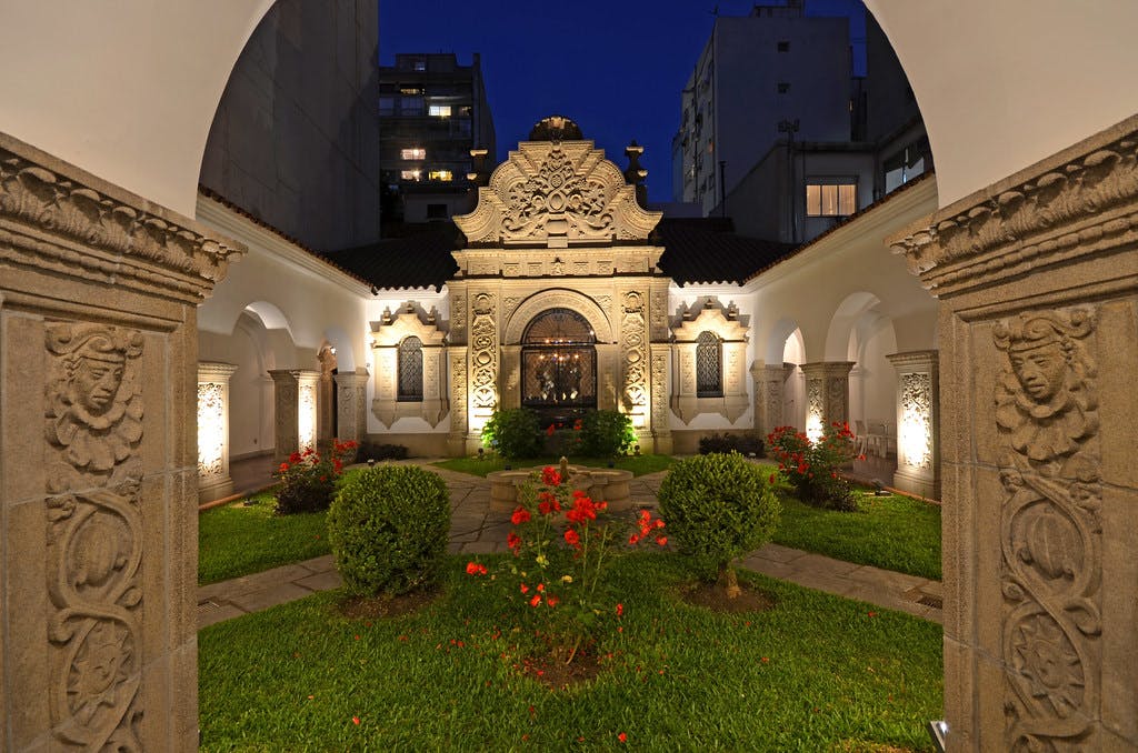 Foto do jardim interno do Museo Casa de Ricardo Rojas em Buenos Aires