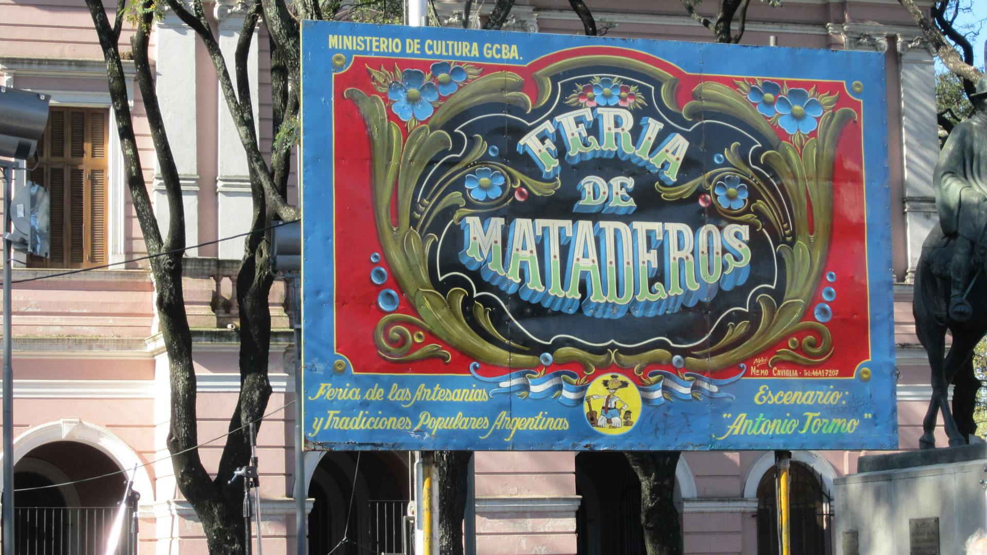 Foto da placa de entrada da Feria de Mataderos
