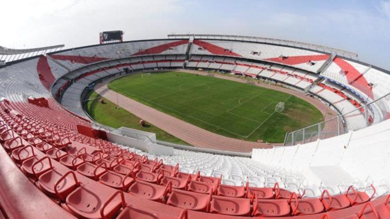 Foto panorâmica da área interna do Estádio Antonio Vespucio Liberti em Buenos Aires