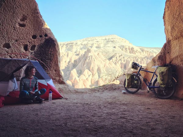  Foto: Teresie med sykkel og telt i en hule. 