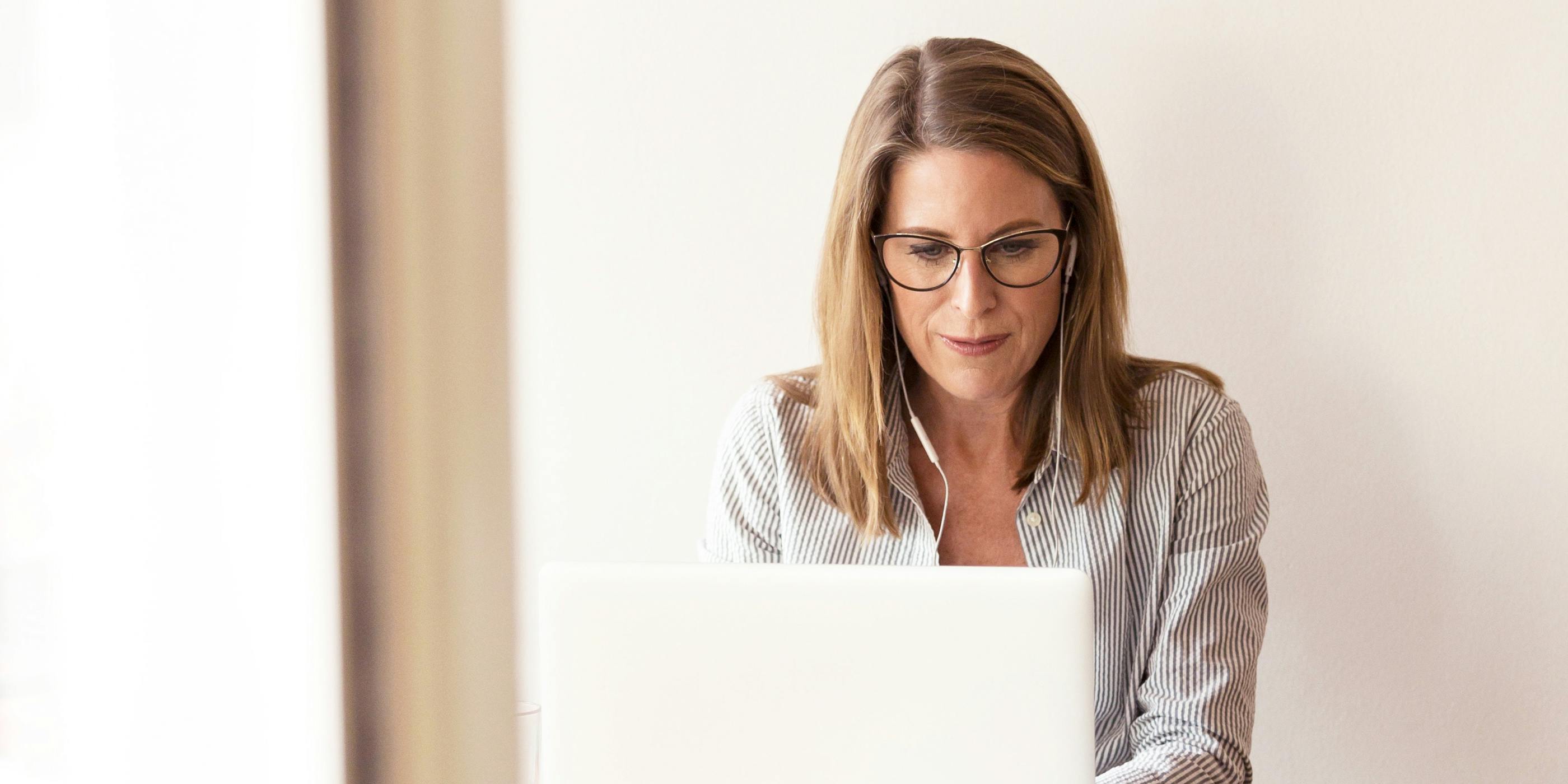 Vrouw neemt deel aan community platforms in de zorg