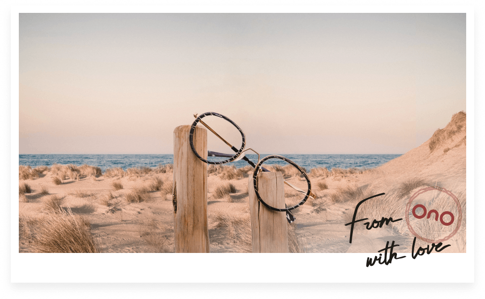 lunette de vue métal et acétate pantos rétro posée sur poteaux bois avec vue sur l'océan et dune de sable style carte postale avec message écrit from with love et logo ono optique 