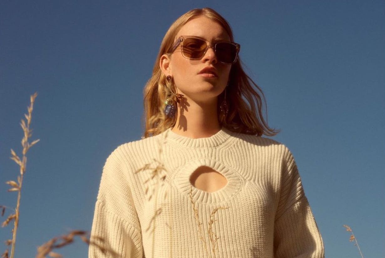 mannequin femme porte lunette de soleil andy wolf mode acétate carrée rose nude verres bruns 
