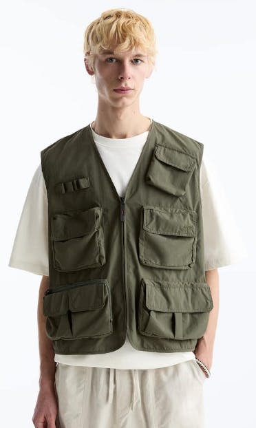 men's Khaki utility gilet with multiple pockets from pull and bear uk