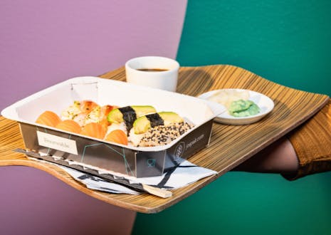 Kuvassa Jospakin elintarvikevuoka, jonka sisällä on sushia.