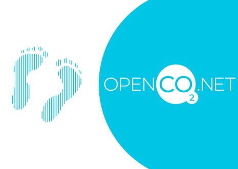 Kuvassa turkoosilla graafinen kuva jalanjäljistä sekä OpenCO2.net logo.