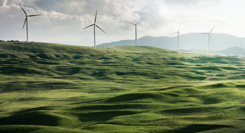 Tuulivoimalat tuottavat uusiutuvaa sähköä, mutta sekään ei ole täysin päästötöntä.