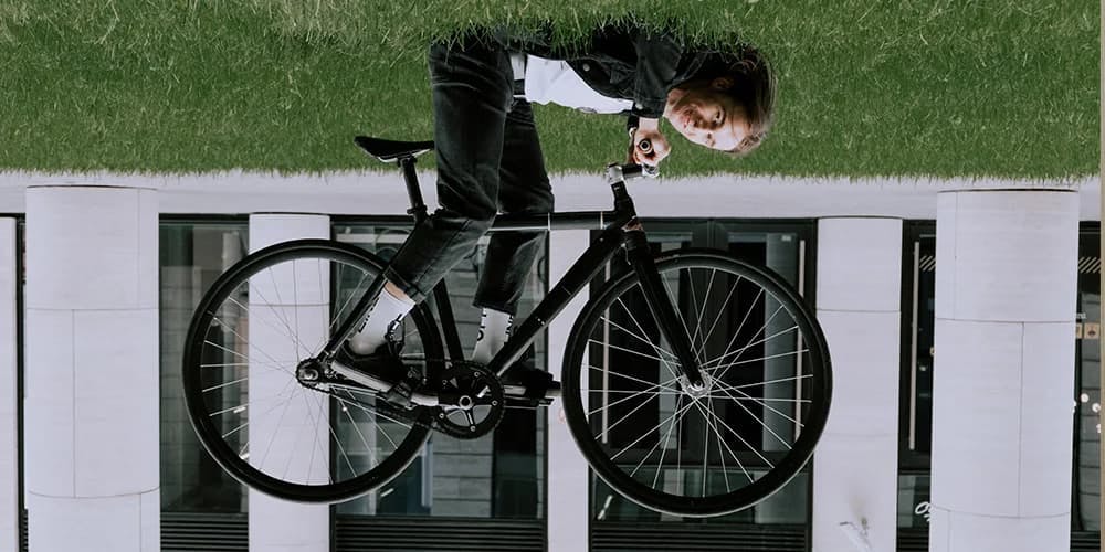 Bisiklet ile ters poz veren kadın