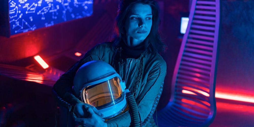 Kucağında kas olan kadın